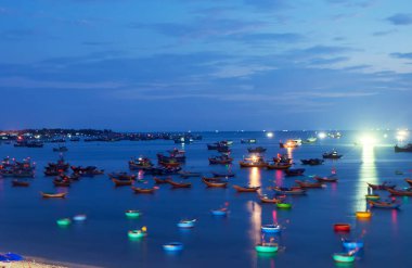 Geleneksel ahşap Vietnam tekneleri ve denizde yuvarlak balıkçı tekneleri.