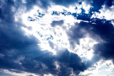 Mavi arkaplanı olan güzel bulutlar. Doğa havası, bulut mavi gökyüzü ve güneş