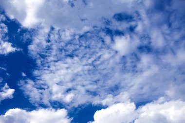 Mavi arkaplanı olan güzel bulutlar. Doğa havası, bulut mavi gökyüzü ve güneş