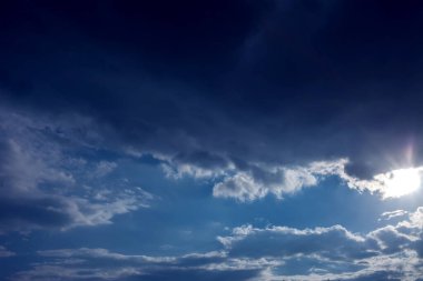 Mavi arkaplanı olan güzel bulutlar. Doğa havası, bulut mavi gökyüzü ve güneş