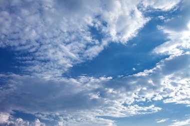 Mavi arkaplanı olan güzel bulutlar. Doğa havası, bulut mavi gökyüzü ve güneş