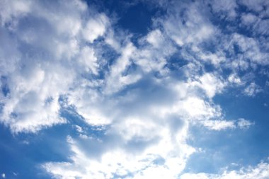 Mavi arkaplanı olan güzel bulutlar. Doğa havası, bulut mavi gökyüzü ve güneş