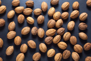 Cevizler masada. Atıştırmalık sağlıklı yemek.
