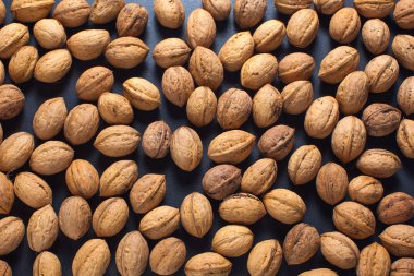 Cevizler masada. Atıştırmalık sağlıklı yemek.