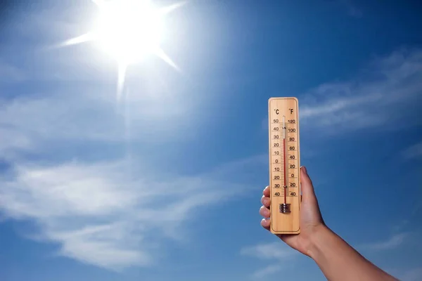 Ein Thermometer Mit Roter Skala Der Hand Himmel Und Sonnenhintergrund — Stockfoto
