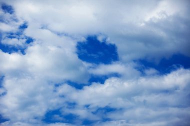 Bulutlu mavi gökyüzü. Temizleme günü ve iyi hava geçmişi