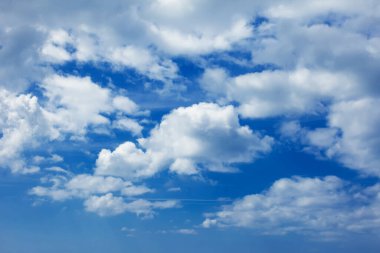 Bulutlu mavi gökyüzü. Temizleme günü ve iyi hava geçmişi