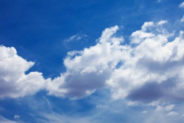 Bulutlu mavi gökyüzü. Temizleme günü ve iyi hava geçmişi