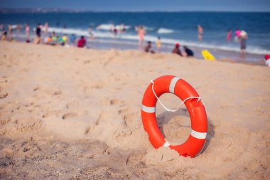 Lifebuoy denizde yüzen insanların güvenliği için sahilde asılı duruyor.