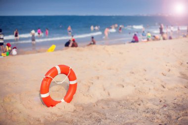 Lifebuoy denizde yüzen insanların güvenliği için sahilde asılı duruyor.