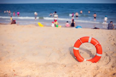 Lifebuoy denizde yüzen insanların güvenliği için sahilde asılı duruyor.