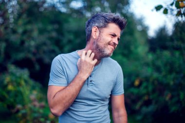 İnsanlar kaşıntıyı elleriyle, dirseğiyle, kaşıntısıyla, sağlığıyla ve tıbbıyla kaşındırıyor.