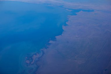 Uçus sirasinda uçak penceresinden zemine bakin. Yeryüzü üzerindeki manzara çok güzel..