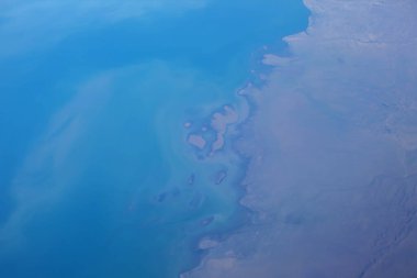 Uçus sirasinda uçak penceresinden zemine bakin. Yeryüzü üzerindeki manzara çok güzel..