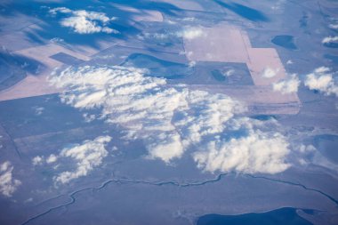 Uçus sirasinda uçak penceresinden zemine bakin. Yeryüzü üzerindeki manzara çok güzel..