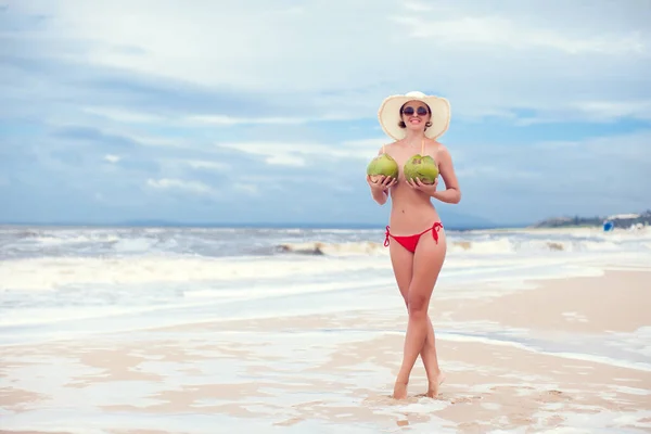 Felice Giovane Donna Cappello Paglia Con Sulla Spiaggia — Foto Stock