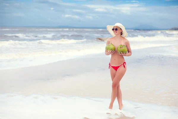 Felice Giovane Donna Cappello Paglia Con Sulla Spiaggia — Foto Stock