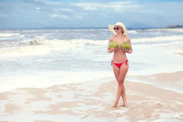 Felice Giovane Donna Cappello Paglia Con Sulla Spiaggia — Foto Stock