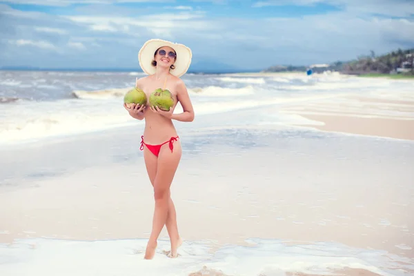 Felice Giovane Donna Cappello Paglia Con Sulla Spiaggia — Foto Stock