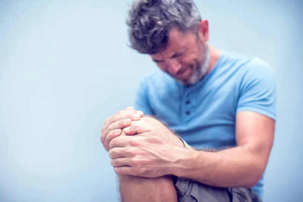 Pria Dengan Nyeri Lutut Menutup Konsep Pertolongan Rasa Sakit — Stok Foto