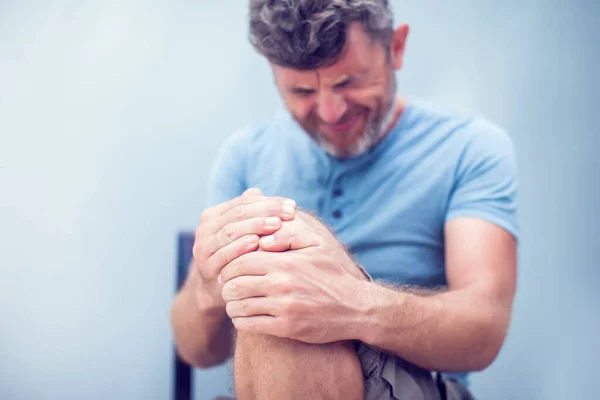 Pria Dengan Nyeri Lutut Menutup Konsep Pertolongan Rasa Sakit — Stok Foto