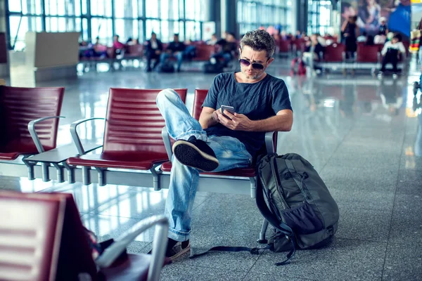 Jeune Homme Vérifiant Son Téléphone Attendant Son Vol Aéroport Zone — Photo