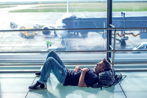 Imagem Perto Jovem Espera Terminal Aeroporto Para Seu Voo Atraso — Fotografia de Stock