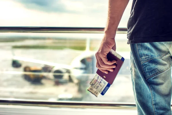 Zbliżenie Człowieka Posiadającego Paszporty Kartę Pokładową Lotnisku — Zdjęcie stockowe
