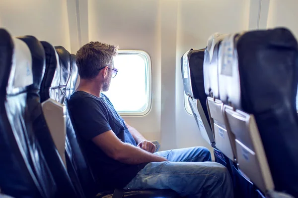 Passageiro Viajante Olhando Para Janela Avião Viajar Avião Homem Turista — Fotografia de Stock