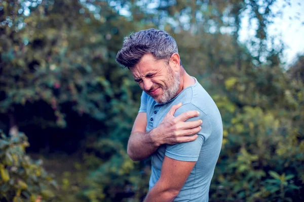 Menschen Gesundheitswesen Und Problemkonzept Unglücklicher Mann Mit Dunklen Haaren Der — Stockfoto