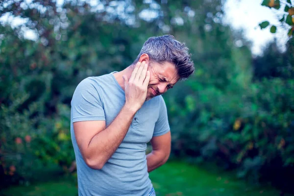 Unglücklicher Mann Mit Ohrenschmerzen Der Seinen Schmerzenden Kopf Freien Berührt — Stockfoto