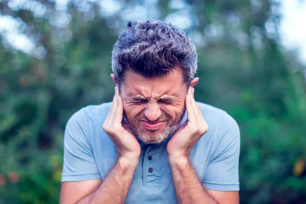 Unglücklicher Mann Mit Ohrenschmerzen Der Seinen Schmerzenden Kopf Freien Berührt — Stockfoto