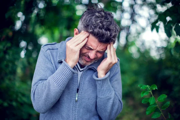 Retrato Hombre Enfermo Con Migraña Aire Libre Concepto Salud Medicina — Foto de Stock