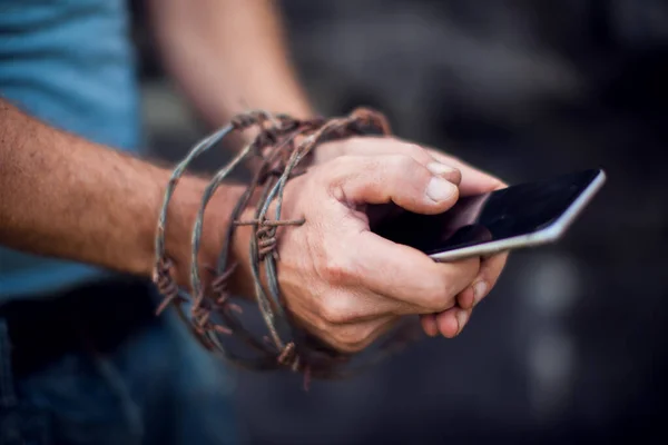 Smartphonein Manos Con Alambre Púas Sobre Fondo Oscuro Concepto Enfermedad — Foto de Stock