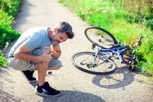 自転車に乗ってから膝関節の痛みを持つ暗い髪の男 スポーツ 人々の概念 — ストック写真