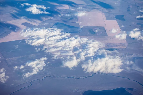 Uçus sirasinda uçak penceresinden zemine bakin. Yeryüzü üzerindeki manzara çok güzel..