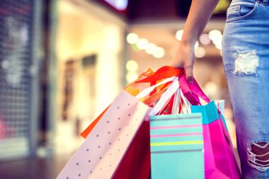 Alışveriş merkezinde alışveriş torbası tutan kadın. Yakın çekim. Alışveriş, satış konsepti.