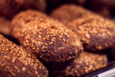 Fırından yeni alınmış fırın ürünleri. Yakın çekim. Yiyecek konsepti