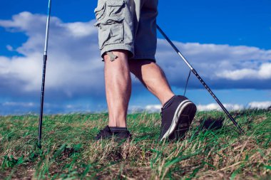 İskandinav yürüyüşü, egzersiz, spor, macera, yürüyüş konsepti - doğa yürüyüşü