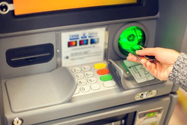 Finans, para, banka ve insanlar konsepti - ATM 'nin şifre girişi kapalı.