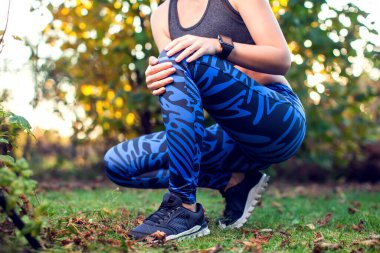 Spor, spor, egzersiz ve sağlıklı yaşam tarzı konsepti. Dizi ya da bacağı yaralı bir kadın.