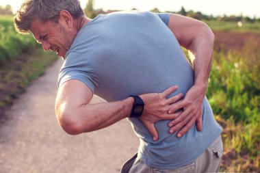 İnsanlar, sağlık ve sorun konsepti - arka tarafta ya da dışarıda acı çeken bir adam