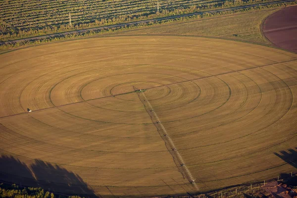 耕地自动洒水系统 中央枢轴灌溉系统 从飞机上看风景 — 图库照片