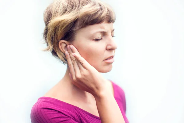 Tinnitus Perempuan Yang Tidak Bahagia Mengalami Nyeri Telinga Menyentuh Kepalanya — Stok Foto