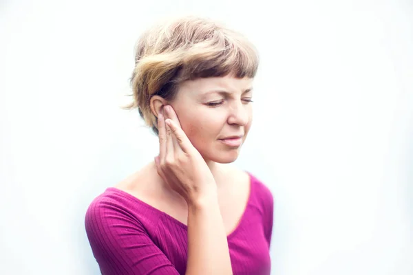 Tinnitus Perempuan Yang Tidak Bahagia Mengalami Nyeri Telinga Menyentuh Kepalanya — Stok Foto