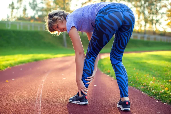 Fitness Sport Exercising Healthy Lifestyle Concept Young Woman Injured Leg — Stock Photo, Image