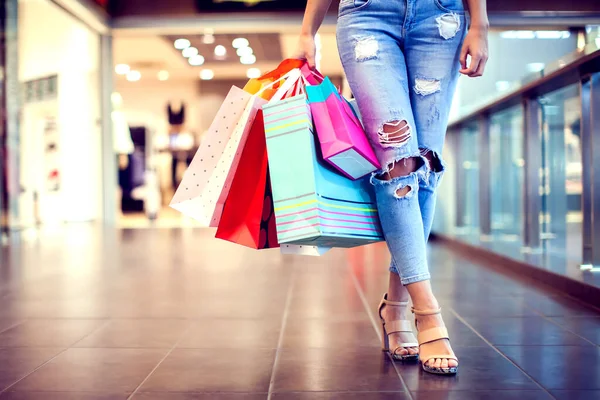 Alışveriş merkezinde alışveriş torbası tutan kadın. Yakın çekim. Alışveriş, satış konsepti.