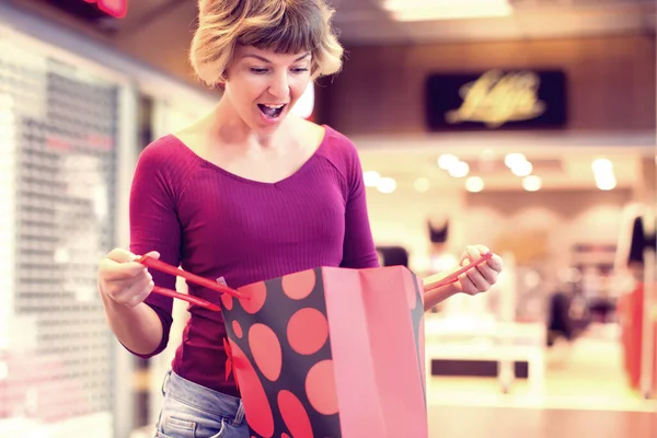 Здивована Жінка Перевіряє Свої Сумки Посміхається Торговому Центрі — стокове фото