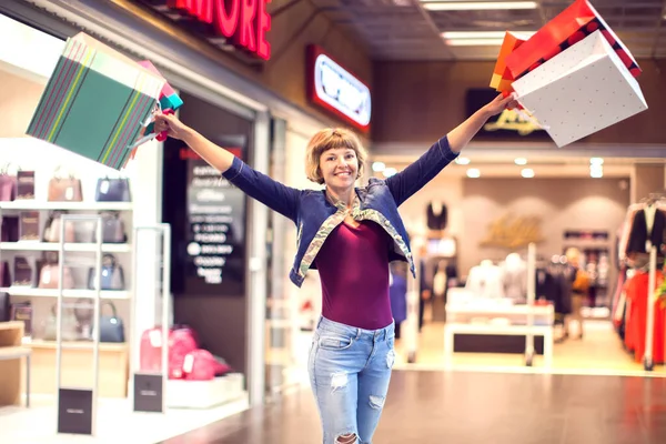 Щаслива Жінка Сумками Насолоджується Торговому Центрі Концепція Споживання Шопінгу Способу — стокове фото
