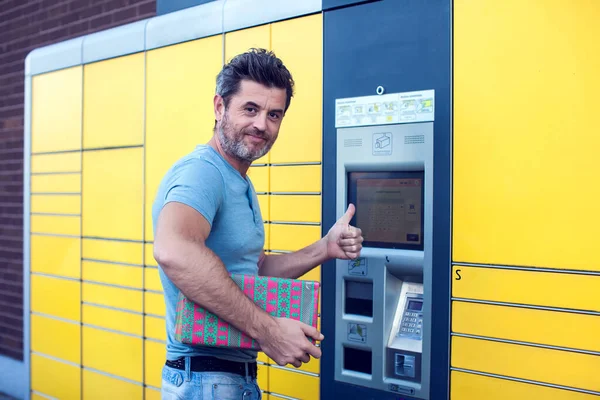 Paketi depolamak için otomatik otomatik self servis terminal makinesi ya da dolap kullanan bir istemci